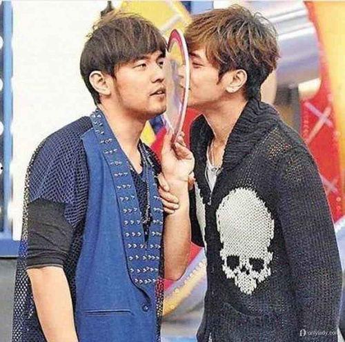 男明星和男明星接吻,揭秘男明星接吻瞬间